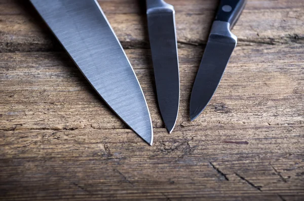 Couteau sur table de cuisine rustique avec espace de copie — Photo