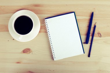 defter kalem ve ahşap masa kahve fincan