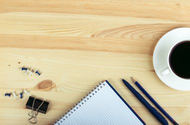 defter kalem ve ahşap masa kahve fincan