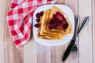reçel ve bir plaka üzerinde meyveleri ile Pancakes