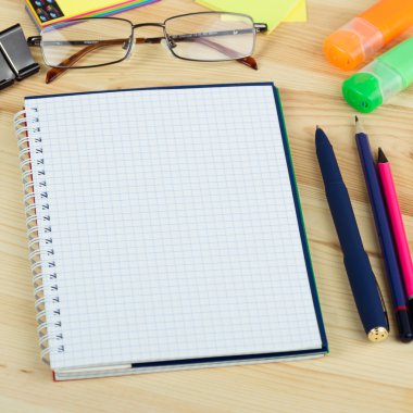 açık defter kalem ve bir masa üzerine gözlük ile giderleri