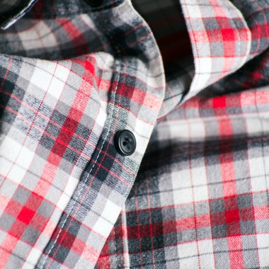 Kırmızı ekose düğme stili gömlek detay kadar kapatın