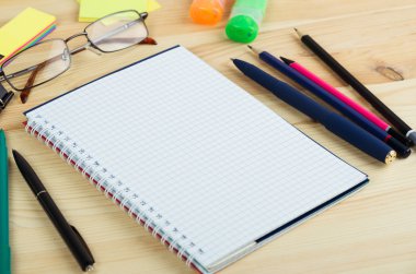 açık defter kalem ve bir masa üzerine gözlük ile giderleri