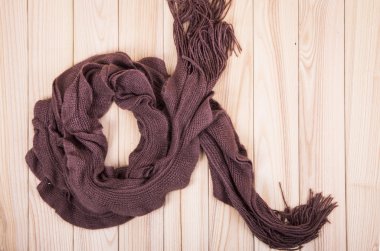 ahşap arka plan üzerinde kahverengi eşarp