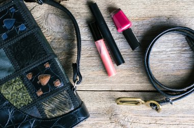 ahşap arka plan üzerinde kadın aksesuarları