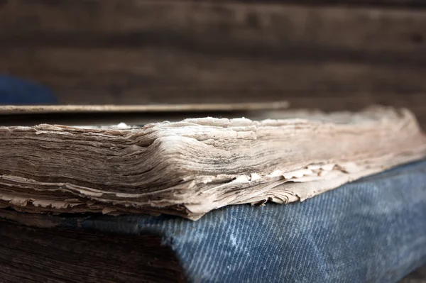Vieux livres sur un fond en bois — Photo