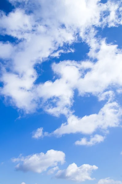 Sininen taivas pilvi lähikuva — kuvapankkivalokuva