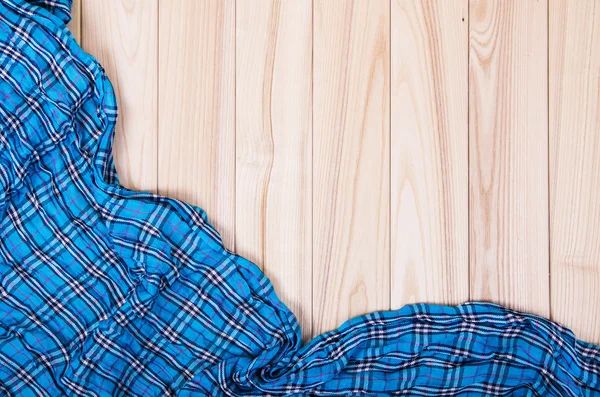 Синій картатий шарф на дерев'яному фоні — стокове фото