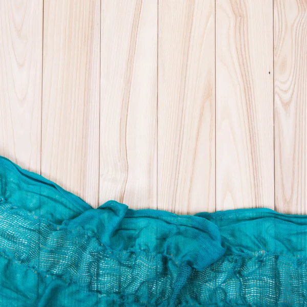 木製の背景に緑のスカーフ — ストック写真