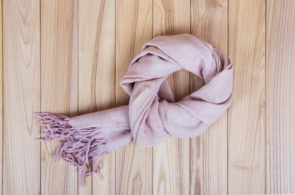 Różowy szalik na tle drewniane — Zdjęcie stockowe