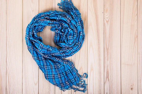 Écharpe à carreaux bleu sur fond bois — Photo