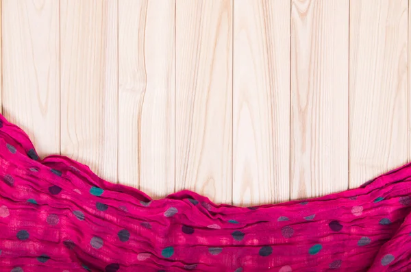 Écharpe rouge sur fond en bois — Photo