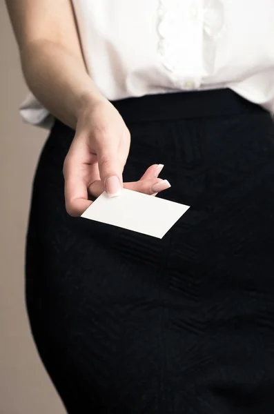 Empresaria mostrando y entregando una tarjeta de visita en blanco. Antecedentes . — Foto de Stock