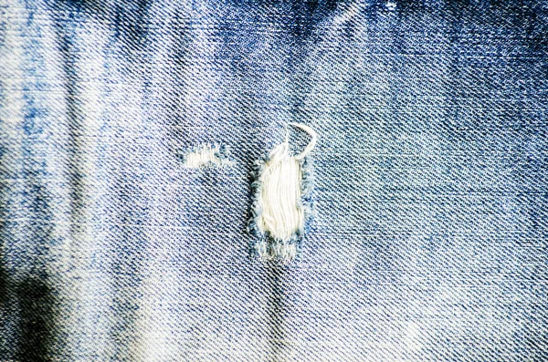 Синя джинсова текстура з отвором — стокове фото