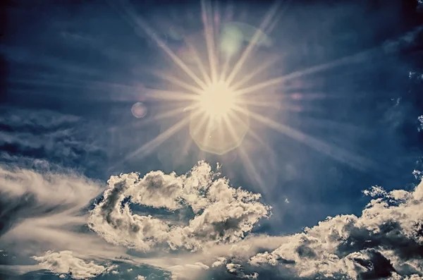 Cielo azul, nubes y luz del sol de fondo — Foto de Stock