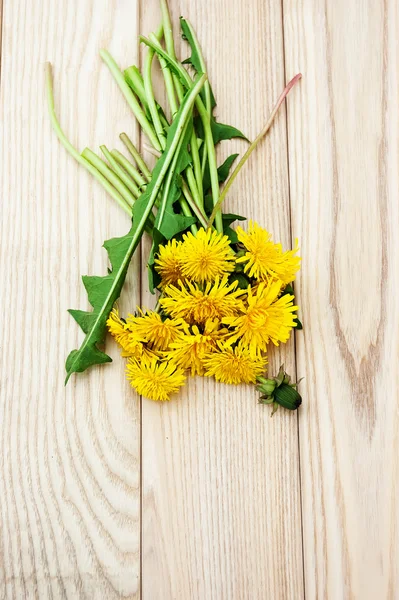 Dente di leone fiori sullo sfondo di legno — Foto Stock