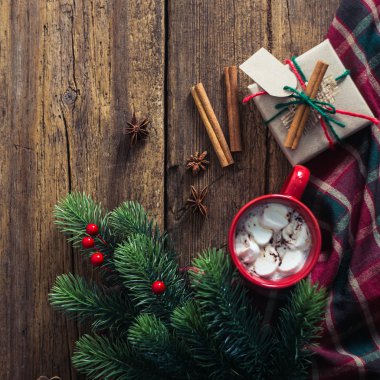 Kakao ve şekerleme ahşap arka plan üzerinde kırmızı fincanla. İsa