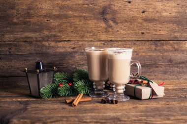 Kakao Noel süsleri, dalları, sp ile ahşap bir masa üzerinde