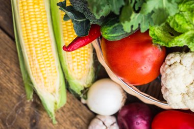 Çeşitli ham organik sebze ile kompozisyon