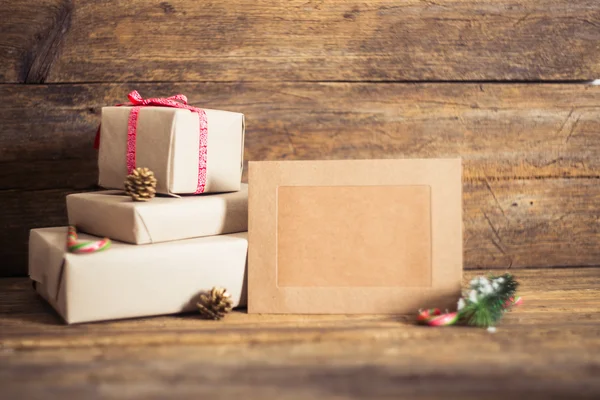 Συσκευασία δώρου Χριστουγέννων με κάρτες σε ξύλινα φόντο με καραμέλα — Φωτογραφία Αρχείου