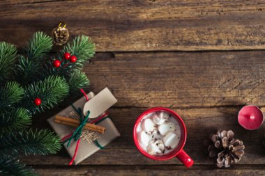 Kakao ve şekerleme ahşap arka plan üzerinde kırmızı Kupası