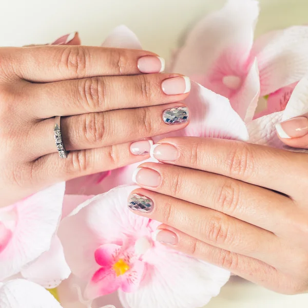 Beautiful gel lacquer. French manicure with silver diamonds — Stockfoto