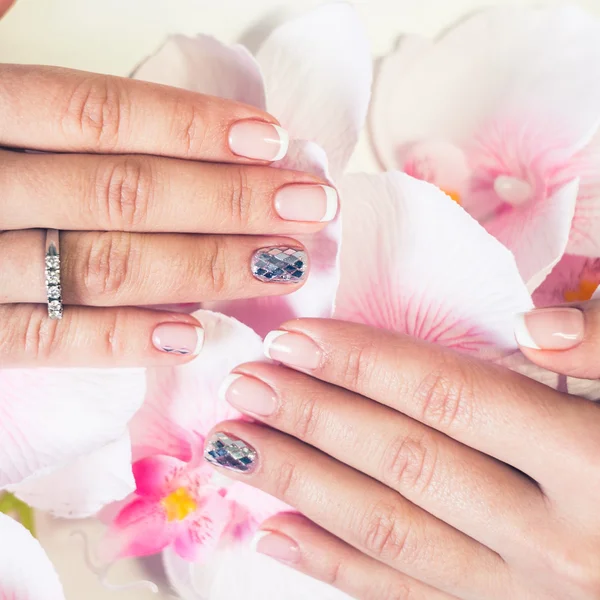 Mooie gel lak. Franse manicure met zilveren diamanten. Women's handen. — Stockfoto