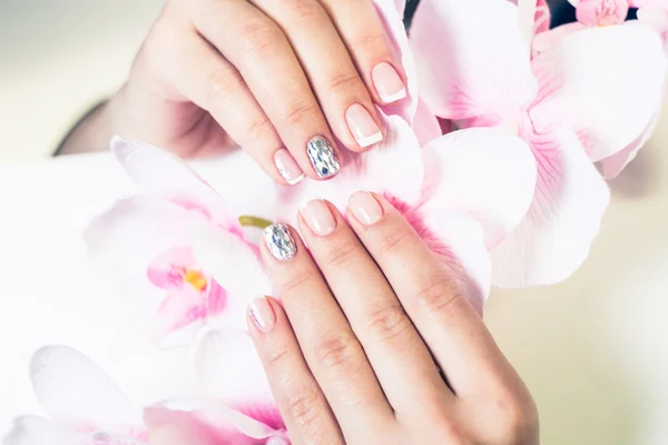 Mooie gel lak. Franse manicure met zilveren diamanten. Women's handen. — Stockfoto