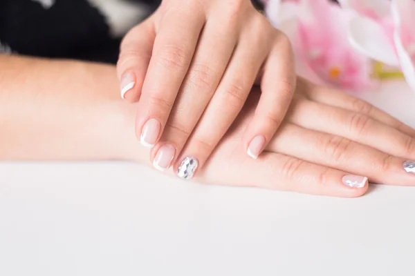 Piękny Żel-lakier. Francuski manicure z srebro diamenty. Kobiet w ręce. — Zdjęcie stockowe