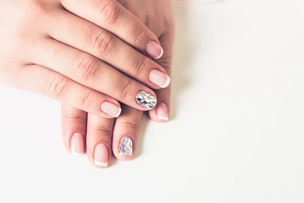 Mooie gel lak. Franse manicure met zilveren diamanten. Women's handen. — Stockfoto