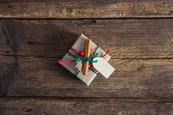 Regalos de Navidad sobre fondo de madera con bastón de caramelo, ramas de abeto, vela, conos . —  Fotos de Stock
