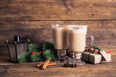 Kakao Noel süsleri, dalları, baharatlar, ahşap bir tablo hediye kutusu.