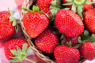 Damalı peçete eski ahşap zemin üzerine bir kase taze çilek