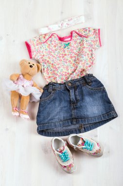Çocuk Giyim ve ayakkabı ahşap arka plan üzerinde set