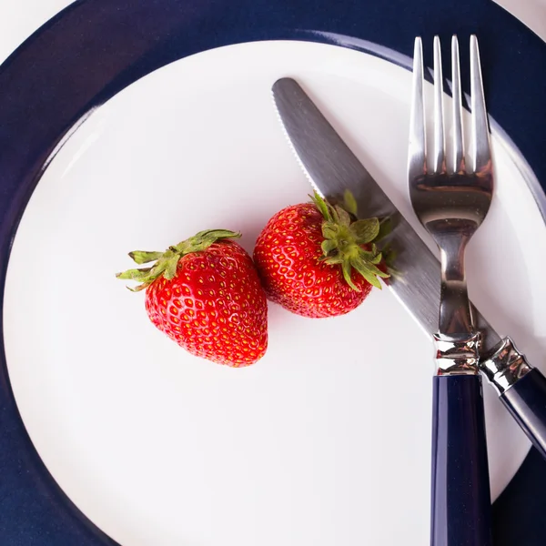 나이프와 포크는 접시에 딸기 — 스톡 사진