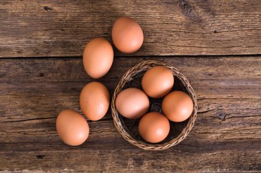 Ahşap arka planda tavuk yumurtası