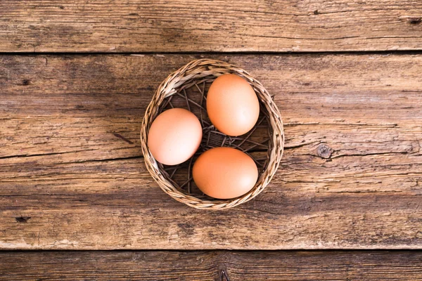 Huevos de pollo sobre fondo de madera — Foto de Stock