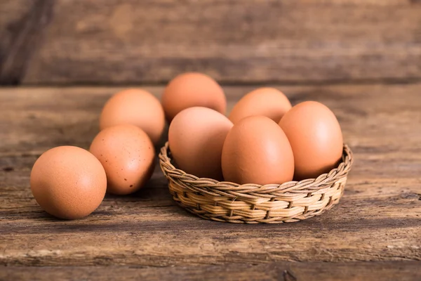 Huevos de pollo sobre fondo de madera — Foto de Stock