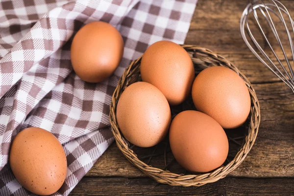 Куриные яйца на деревянном фоне — стоковое фото