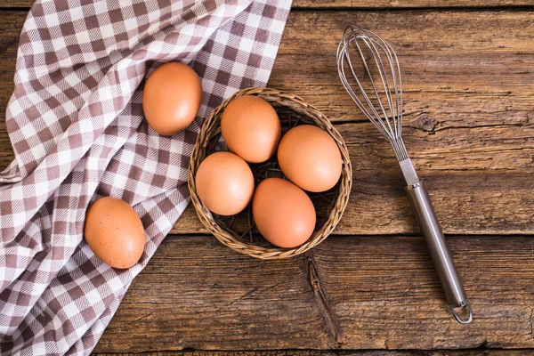 Куриные яйца на деревянном фоне — стоковое фото