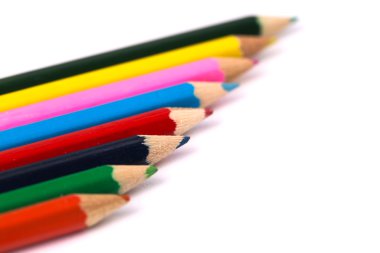 Beyaz arka plan üzerinde okul ve ofis aksesuarları