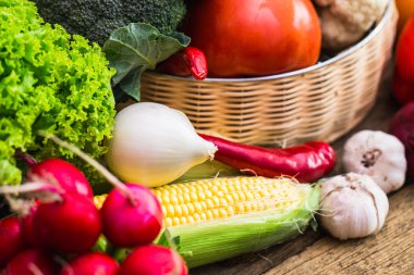 Çeşitli ham organik sebze ile kompozisyon