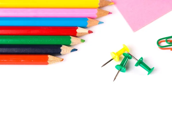 Escola e acessórios de escritório em fundo branco — Fotografia de Stock