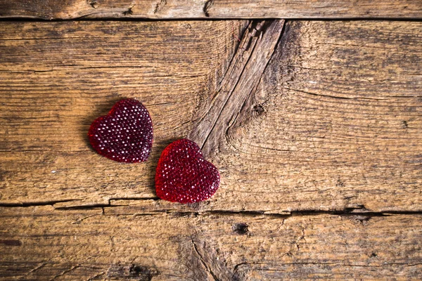 Corazones rojos sobre fondo de madera. —  Fotos de Stock