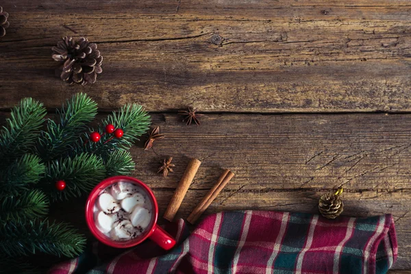 Tazza rossa con cacao e marshmallow su sfondo di legno. Cristo santo! — Foto Stock