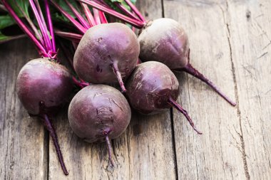 Tahta arka planda taze pancar