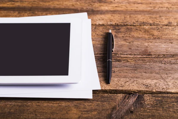 Leere moderne digitale Tablets mit Papieren und Stift auf einem Holztisch. Ansicht von oben. hochwertige detaillierte grafische Collage. — Stockfoto