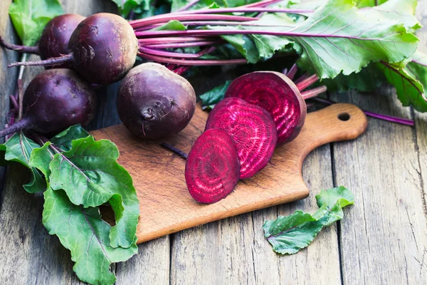 Tahta arka planda taze pancar