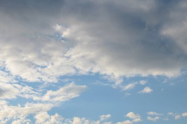 Parlak mavi gökyüzünde beyaz kabarık bulutların soyut arkaplanı