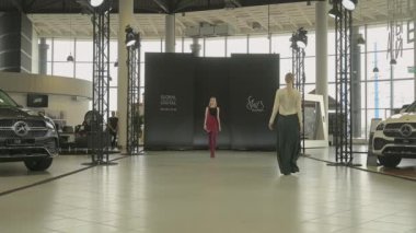 SEMILETOVA podyumunda bir model yürüyor.